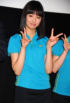 大友花恋案山子とラケット